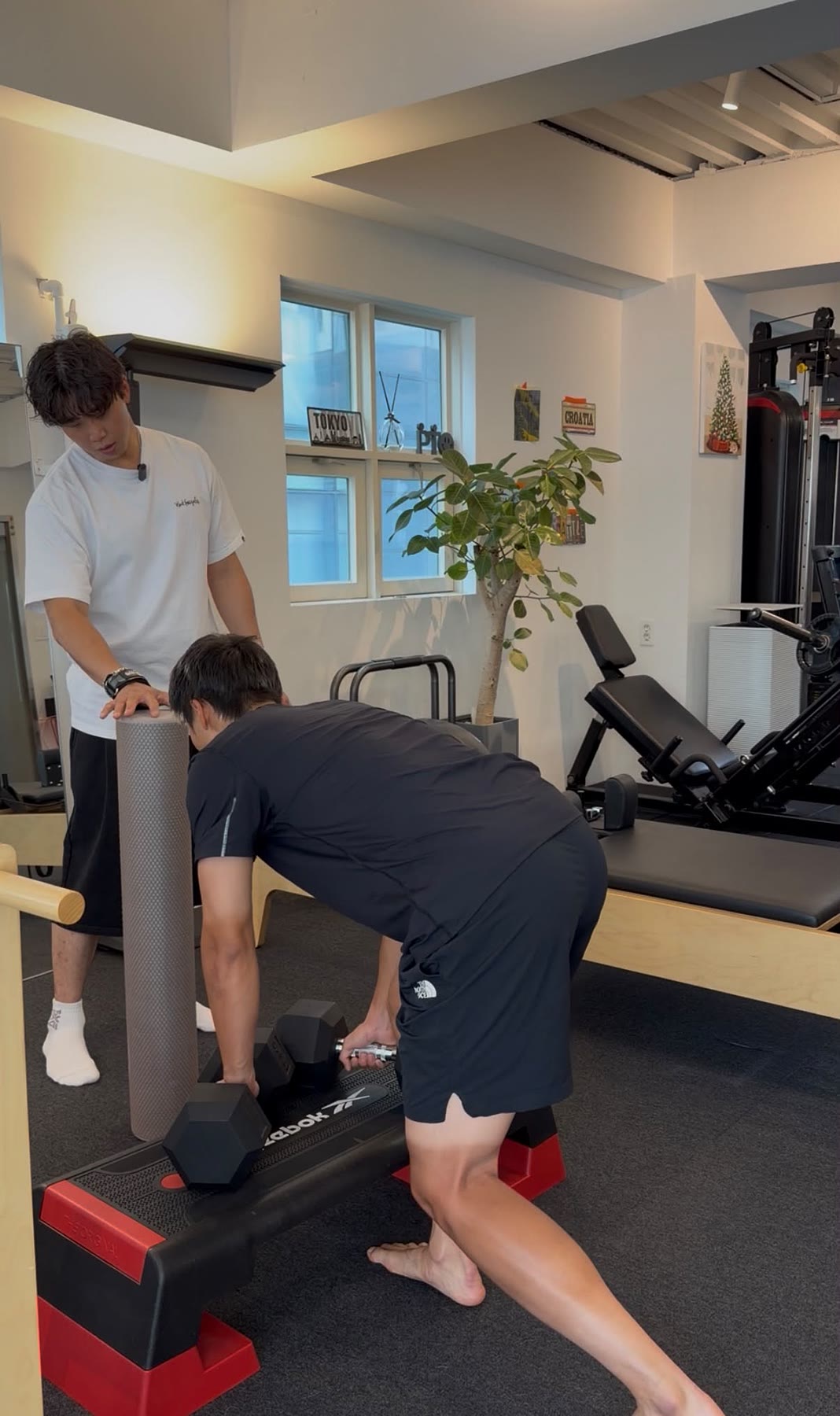 리포머에서 동작을 지도하는 강사